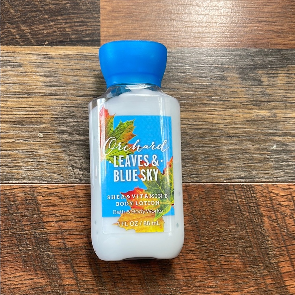 Bath & Body Works Blue and White Orchard Leaves Lotion